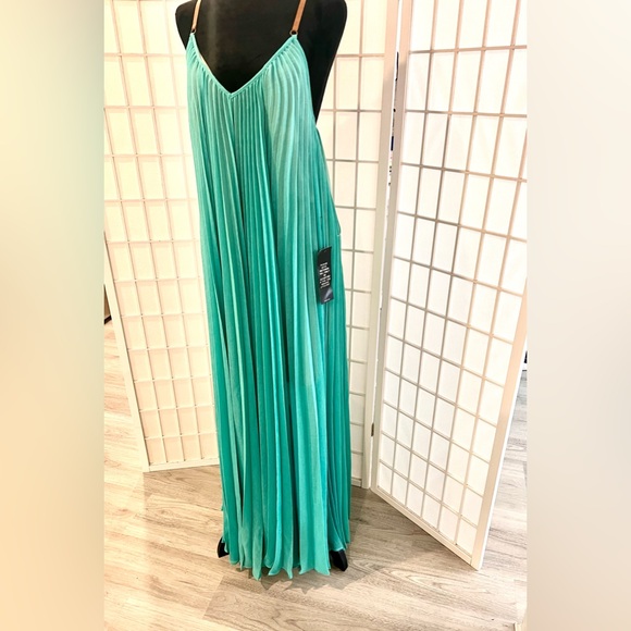 BCBG pleated BRYNNA dress NWT size M - Picture 4 of 4